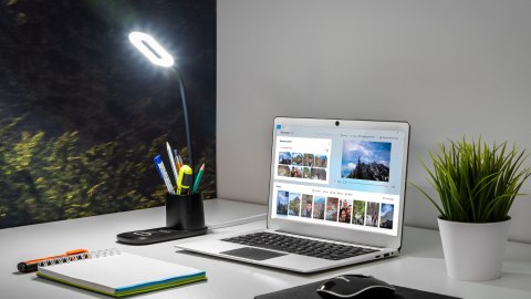 Lampka LED na biurko z ładowarką indukcyjną (czarna) Lampka LED na biurko z ładowarką indukcyjną (czarna)