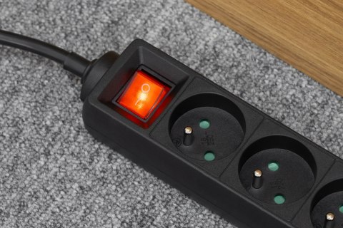 Przedłużacz sieciowy Rebel czarny 5 gniazd z przełącznikiem, kabel 3m (1,5mm) Przedłużacz sieciowy Rebel czarny 5 gniazd z przełącznikiem, kabel 3m (1,5mm)